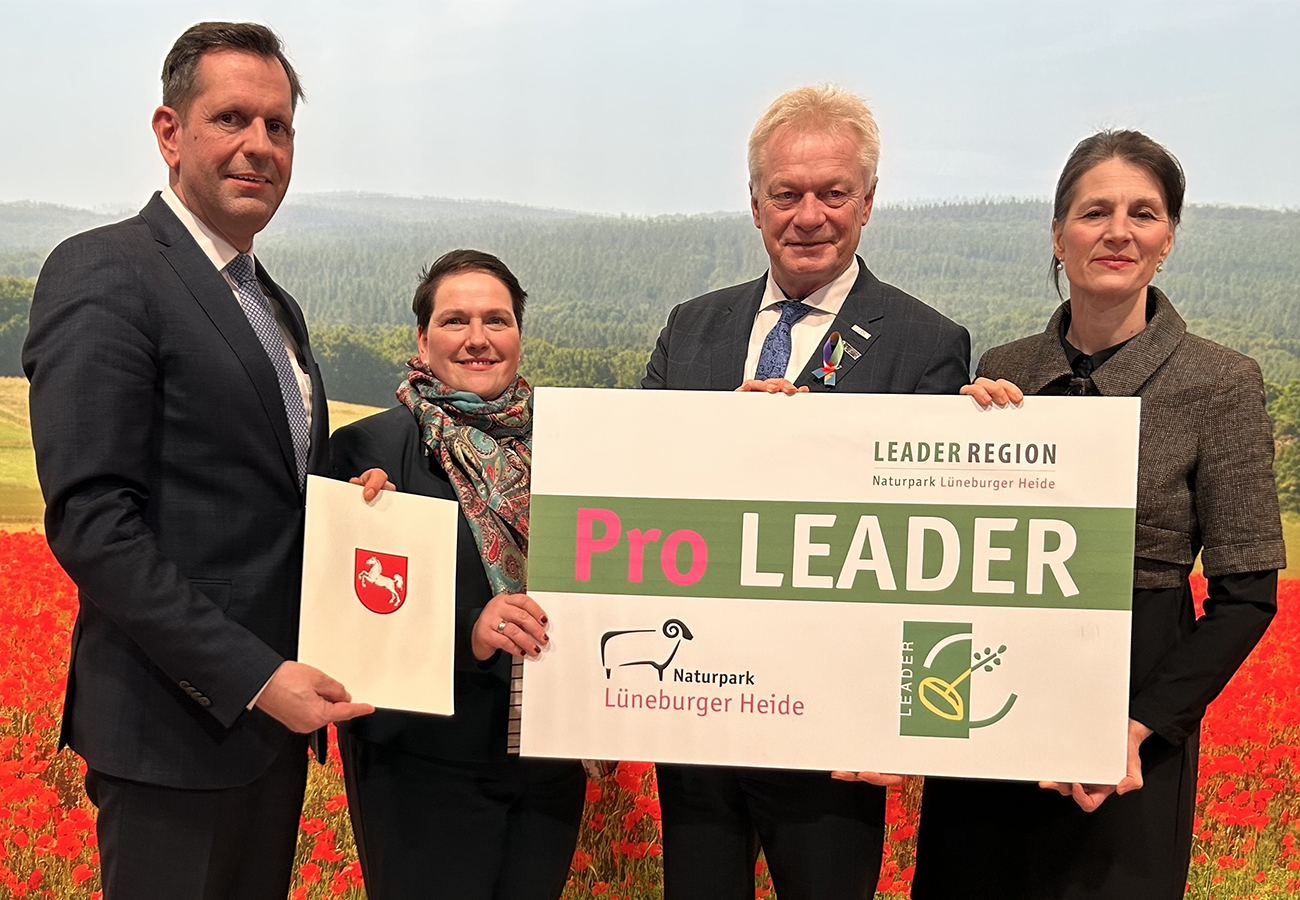 Ministerin Miriam Staudte (4 v. l), Ministerin Melanie Walter (2 v. l.) und Ministerpräsident Olaf Lies (1 v. l.) übergeben ein Positionspapier an Bundesagrarminister Alois Rainer (3 v. l.). Foto: ML