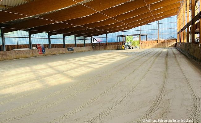 Image - Neuer Reithallenboden für die Reithalle