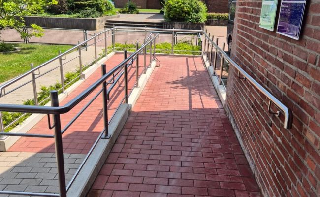 Image - Behindertengerechter Eingang am Diakonie Zentrum